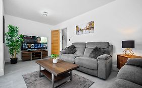 5 Bedroom House Solihull 10 Mins Drive From Bhx & Nec Private Off Road Parking